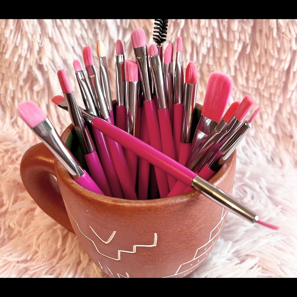 HOT PINK MAKEUP BRUSHES